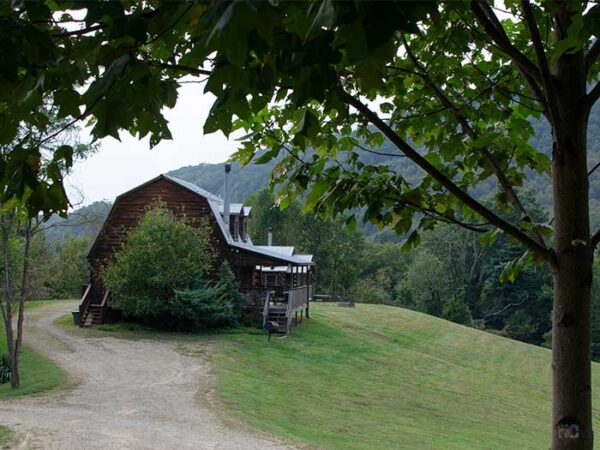 Engadine Inn And Cabins Near Asheville (10 Things We Love!)